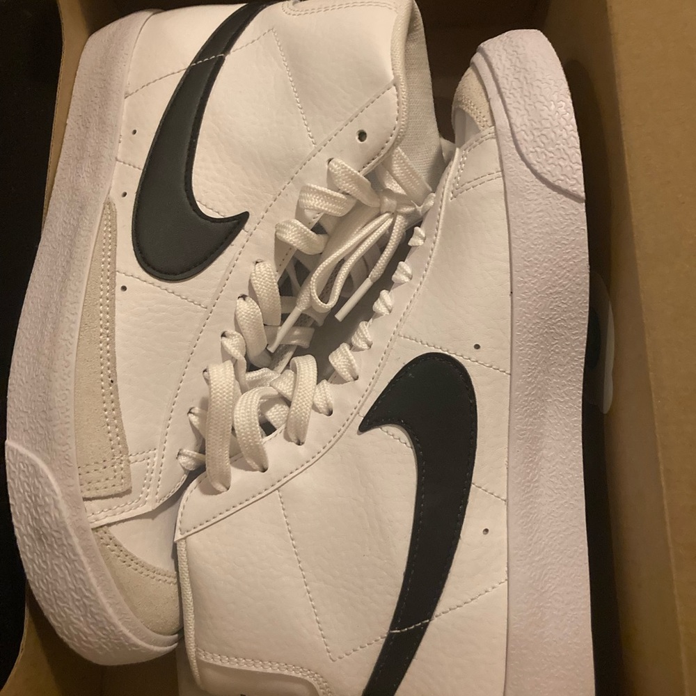 - Nike blazer mid ‘77